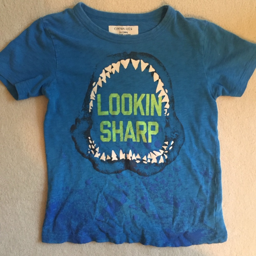 * $7 with $15+ bundle *  J Crew Crewcuts glow in the dark shark shirt size 8